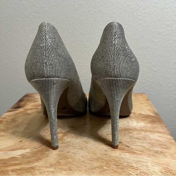 NWOT Jessica Simpson Glittering Silver Heels Pumps, size 7 - Picture 3 of 8